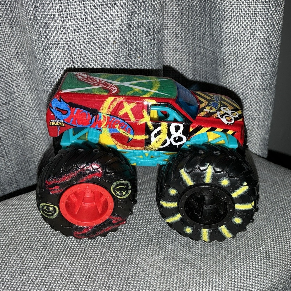 Hot Wheels Monster Trucks Demo Derby #68 Diecast 1:64 Mattel Not Common Design